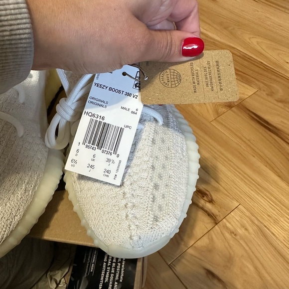Yeezy boost 350 V2 Bone - Unisex sizing - Men 6.5 / Women 7.5 - Picture 6 of 8